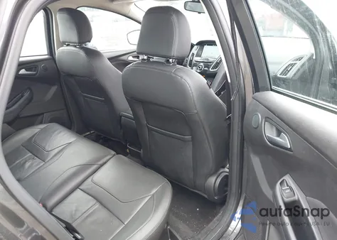 2016 Ford Focus Titanium z USA, uszkodzony, nr VIN 1FADP3J28GL251183